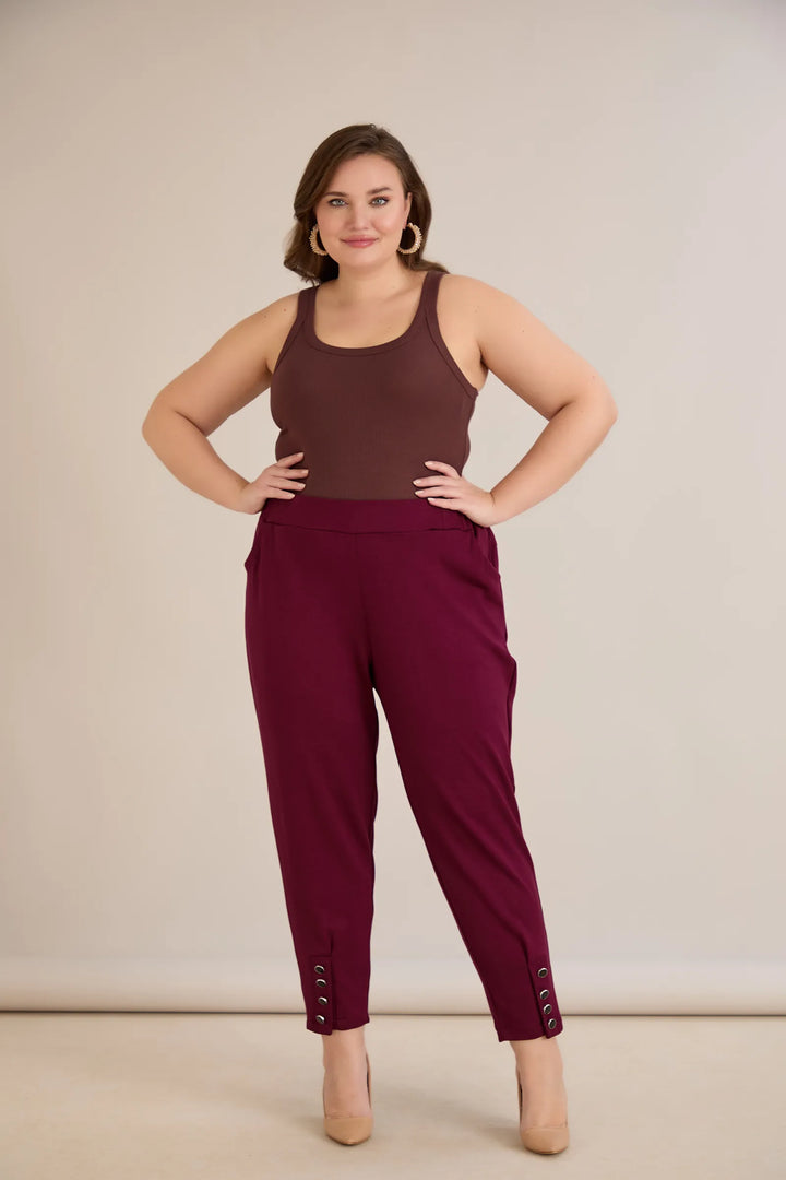 Elastične ženske hlače s gumbima u bordo boji