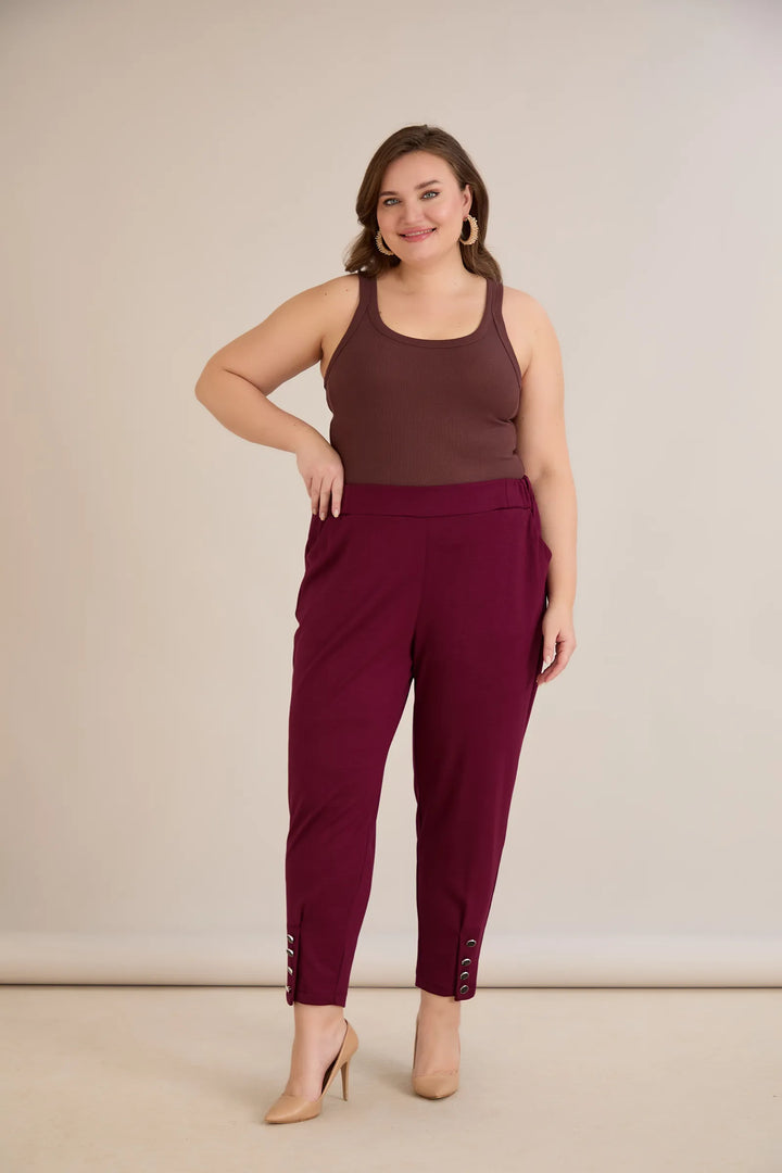 Elastične ženske hlače s gumbima u bordo boji