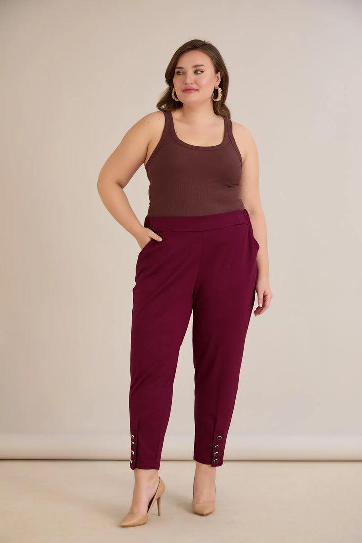 Elastične ženske hlače s gumbima u bordo boji