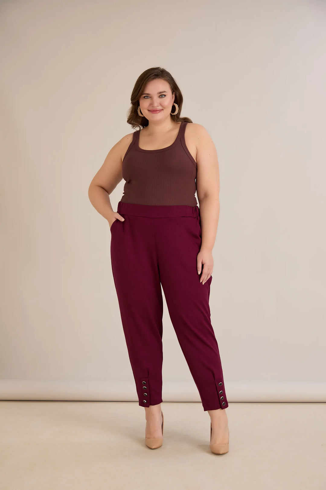Elastične ženske hlače s gumbima u bordo boji