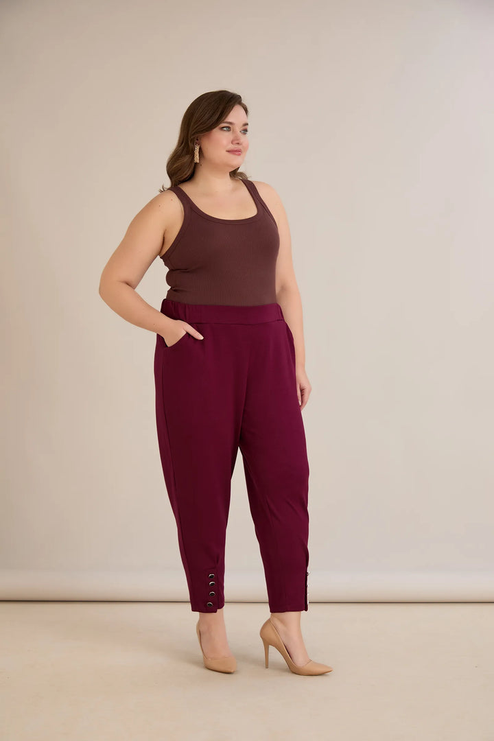 Elastične ženske hlače s gumbima u bordo boji