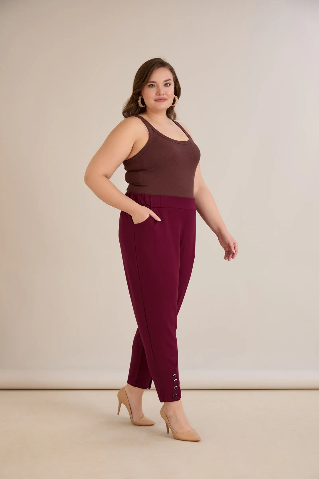 Elastične ženske hlače s gumbima u bordo boji