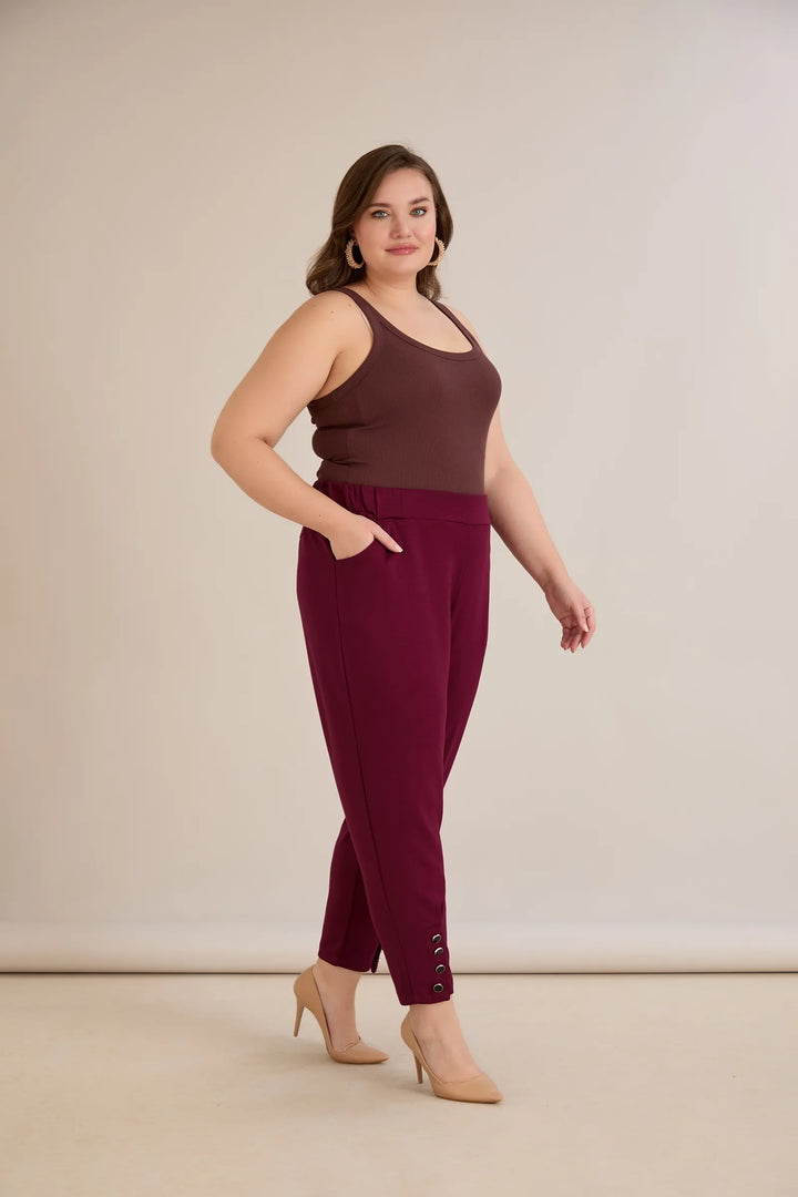 Elastične ženske hlače s gumbima u bordo boji