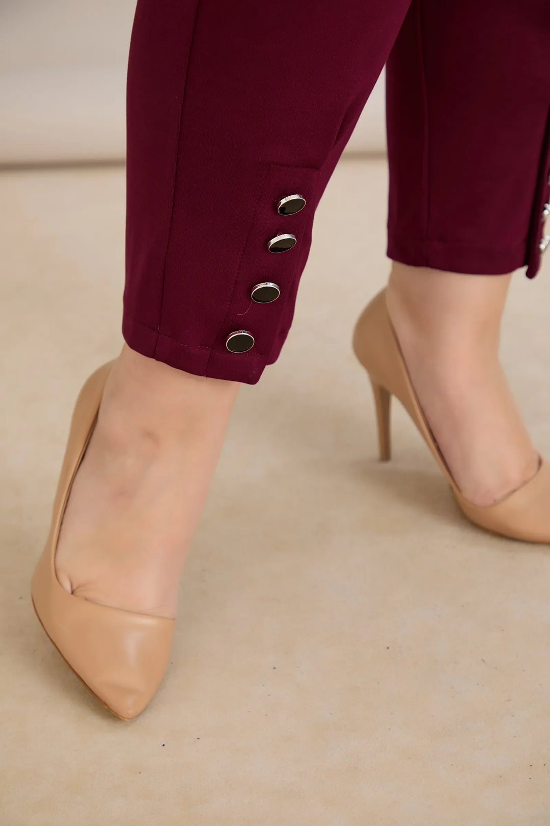 Elastične ženske hlače s gumbima u bordo boji