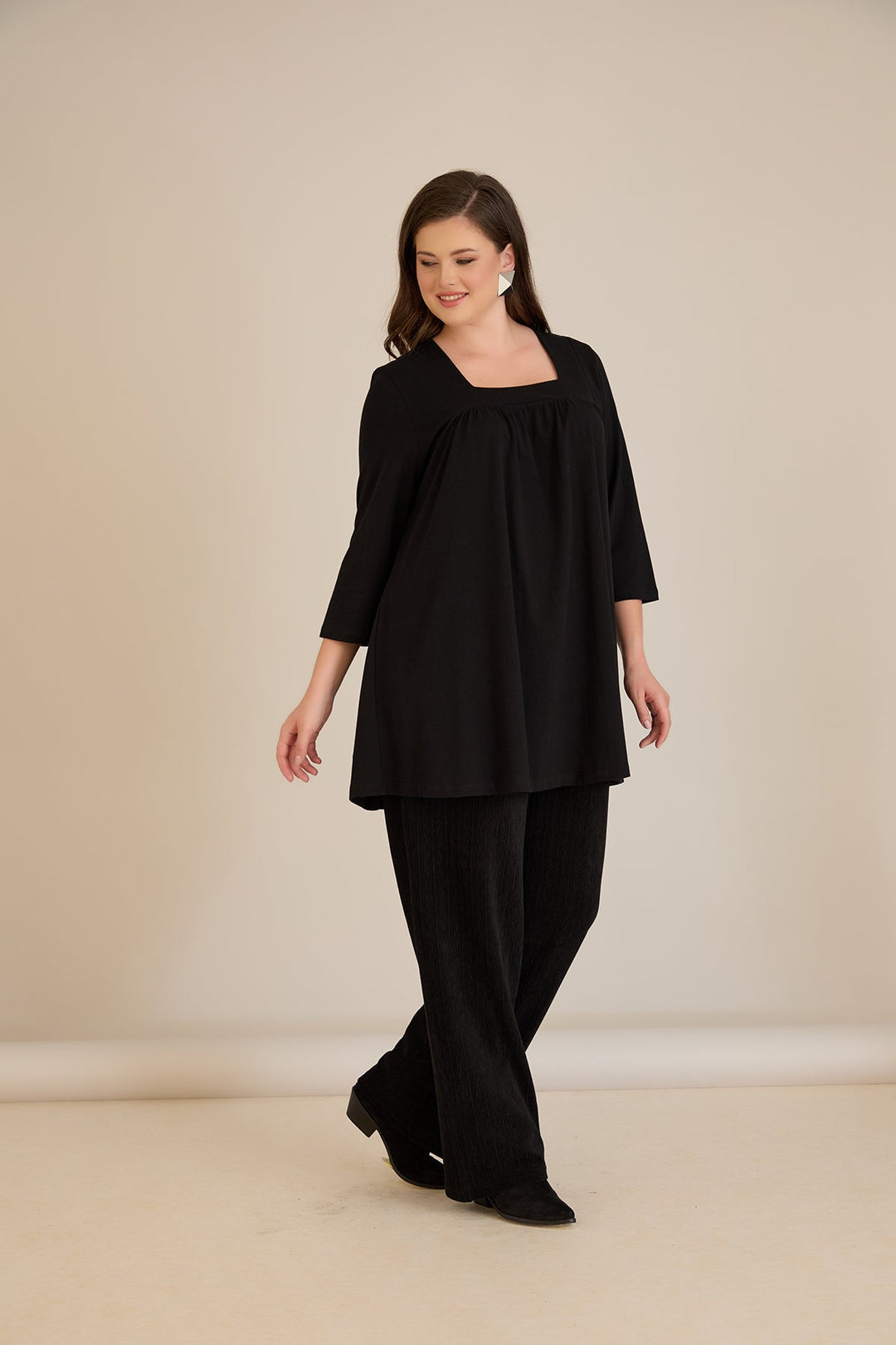 Pamučna tunika s naborima i kvadratnim dekolteom u crnoj boji