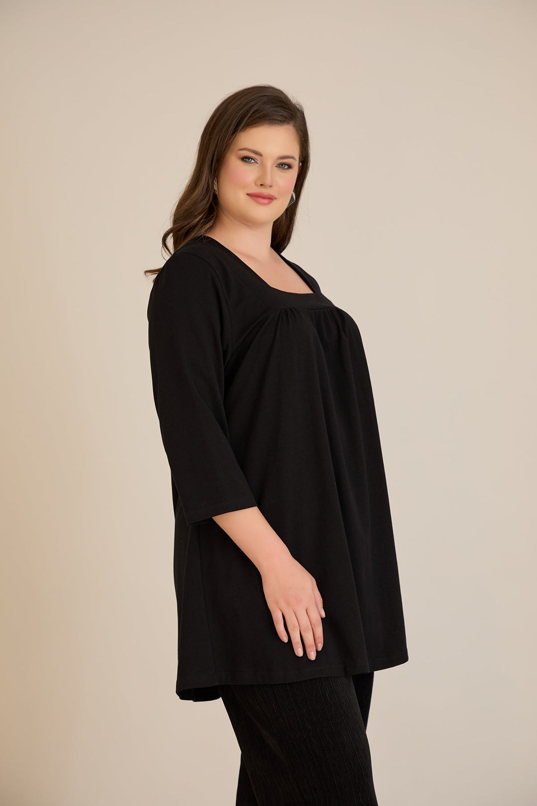 Pamučna tunika s naborima i kvadratnim dekolteom u crnoj boji