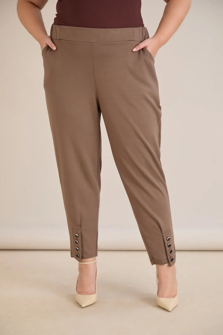 Elastične ženske hlače s gumbima u vizon boji