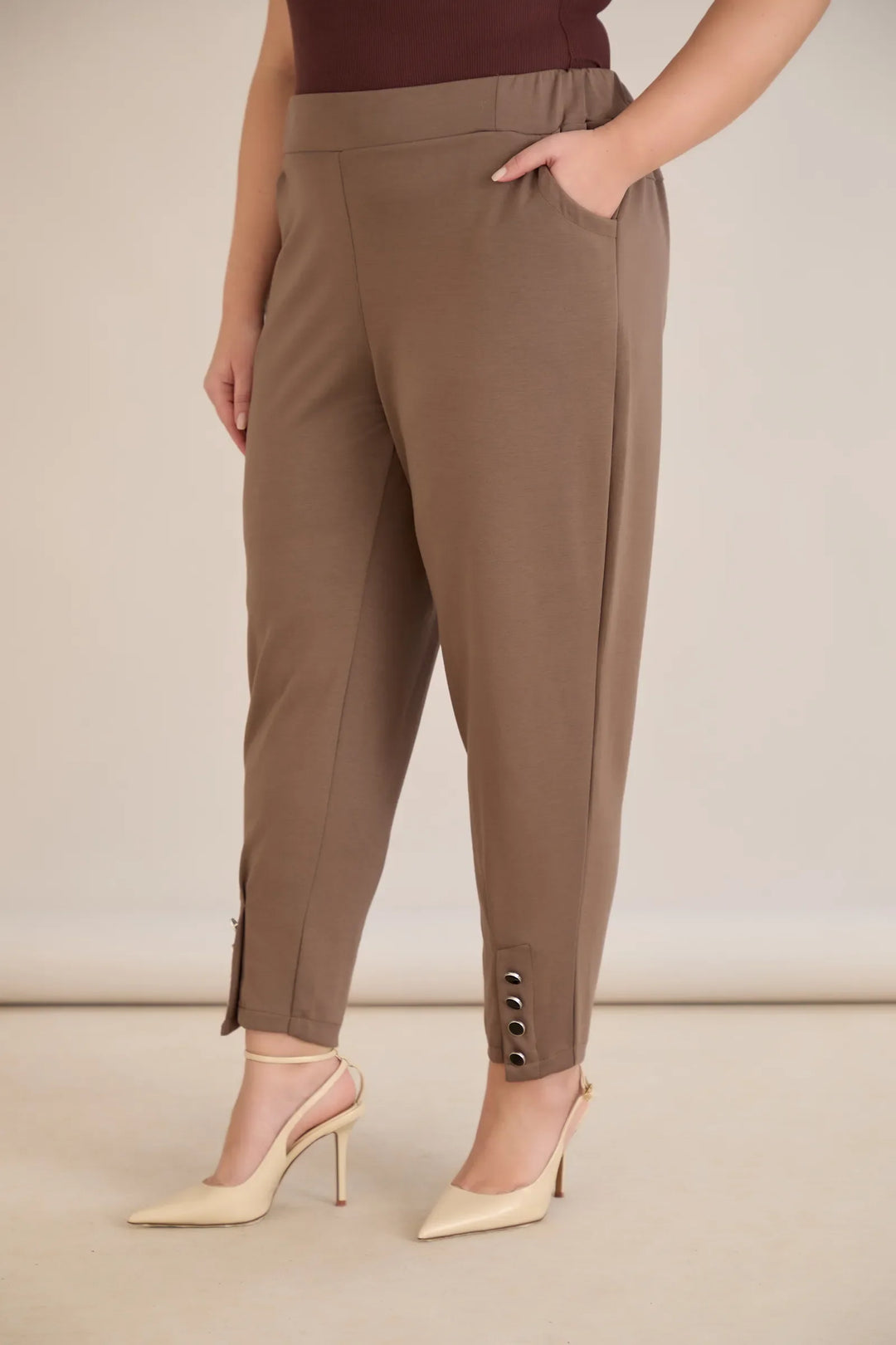 Elastične ženske hlače s gumbima u vizon boji