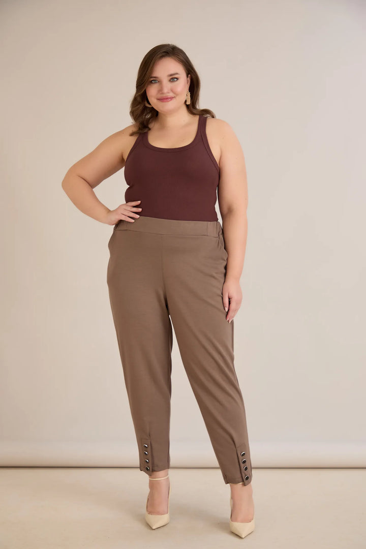 Elastične ženske hlače s gumbima u vizon boji