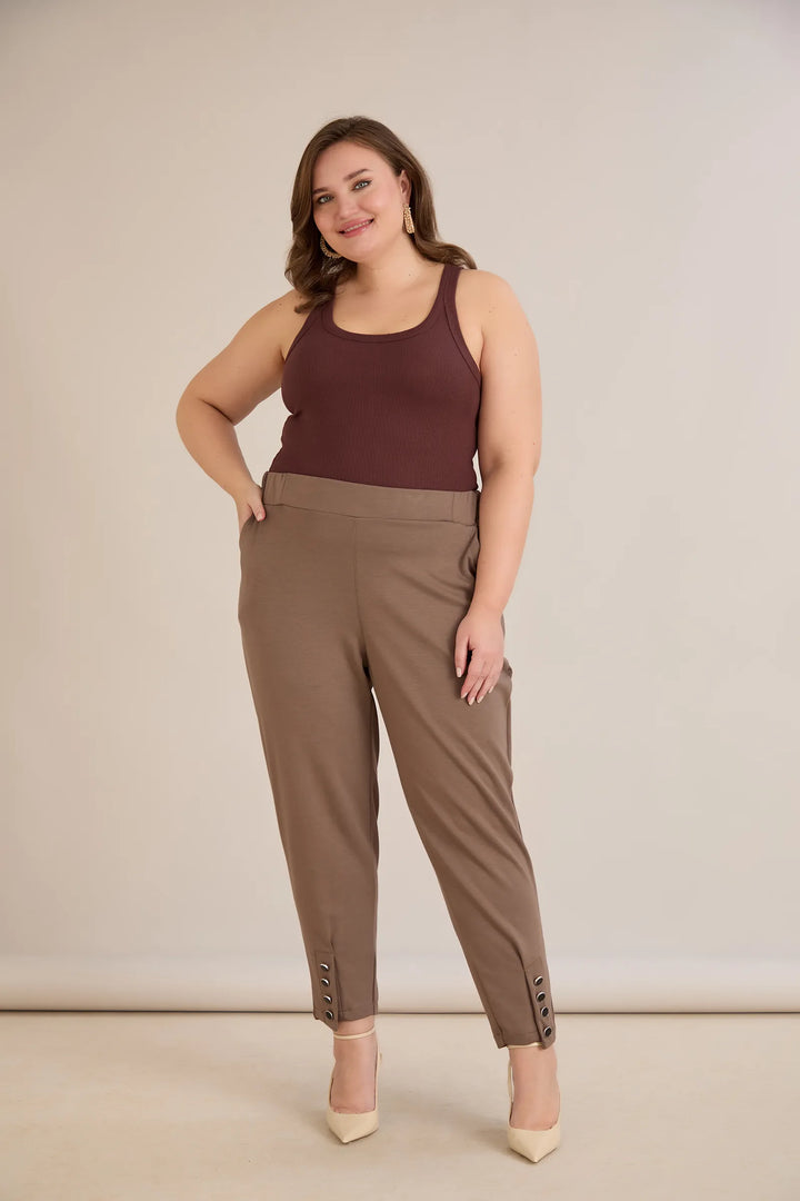 Elastične ženske hlače s gumbima u vizon boji