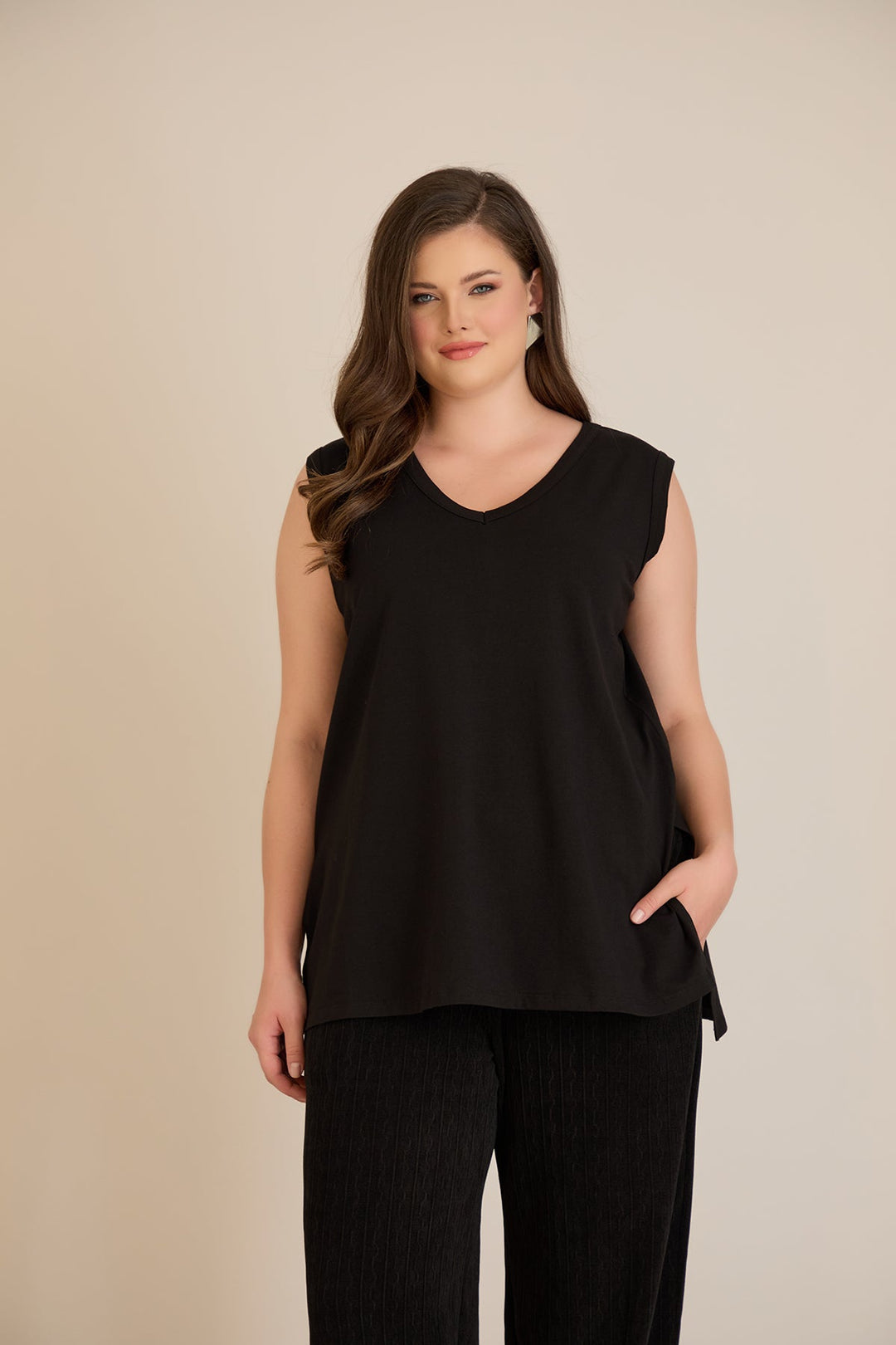 Pamučni top s atraktivnim leđima u crnoj boji