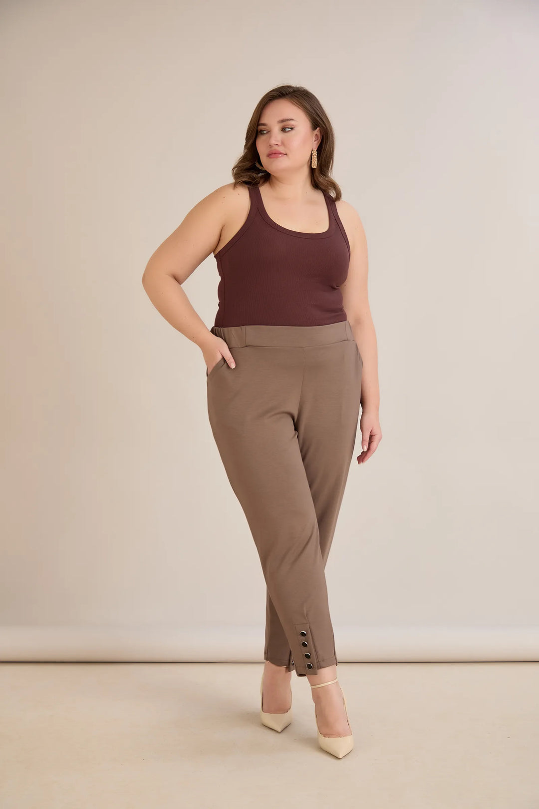 Elastične ženske hlače s gumbima u vizon boji