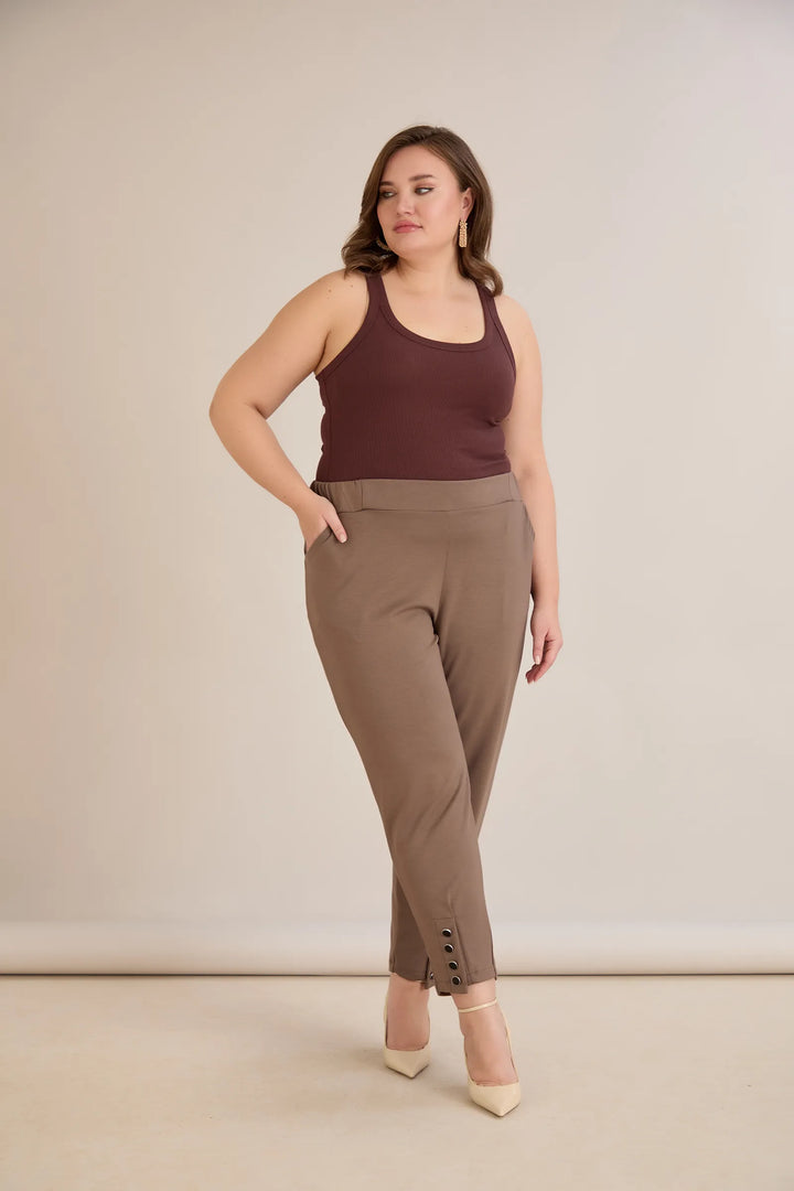 Elastične ženske hlače s gumbima u vizon boji