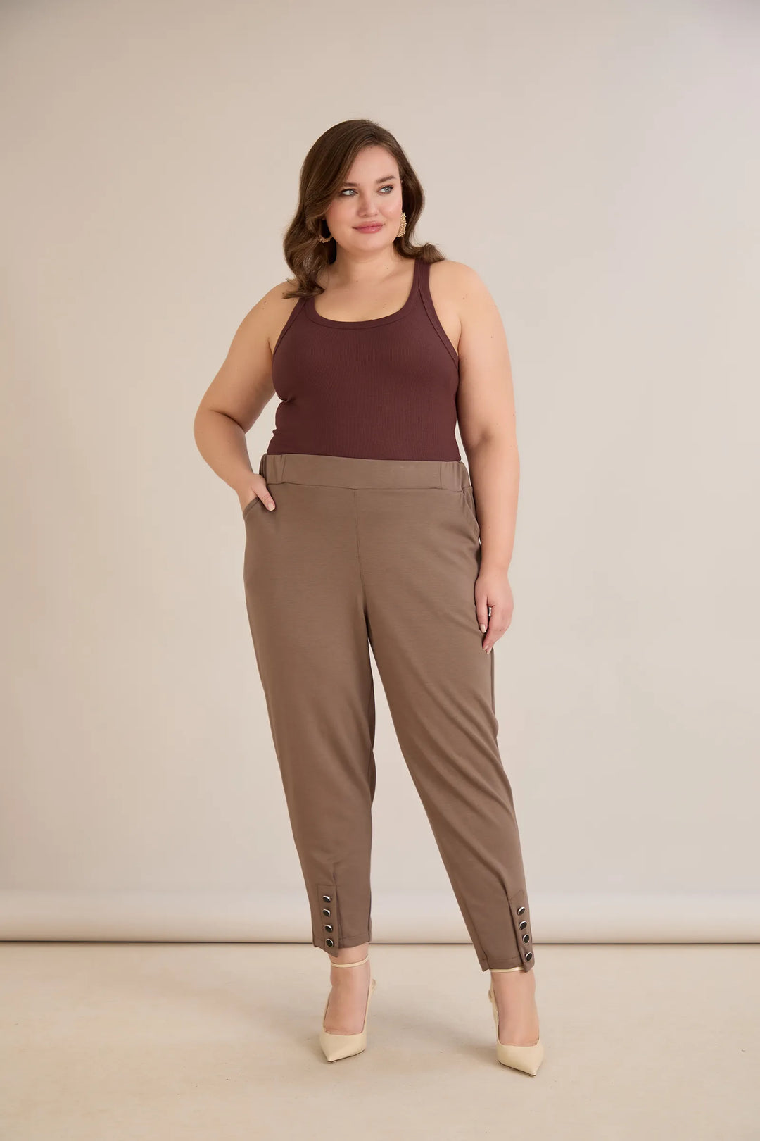 Elastične ženske hlače s gumbima u vizon boji