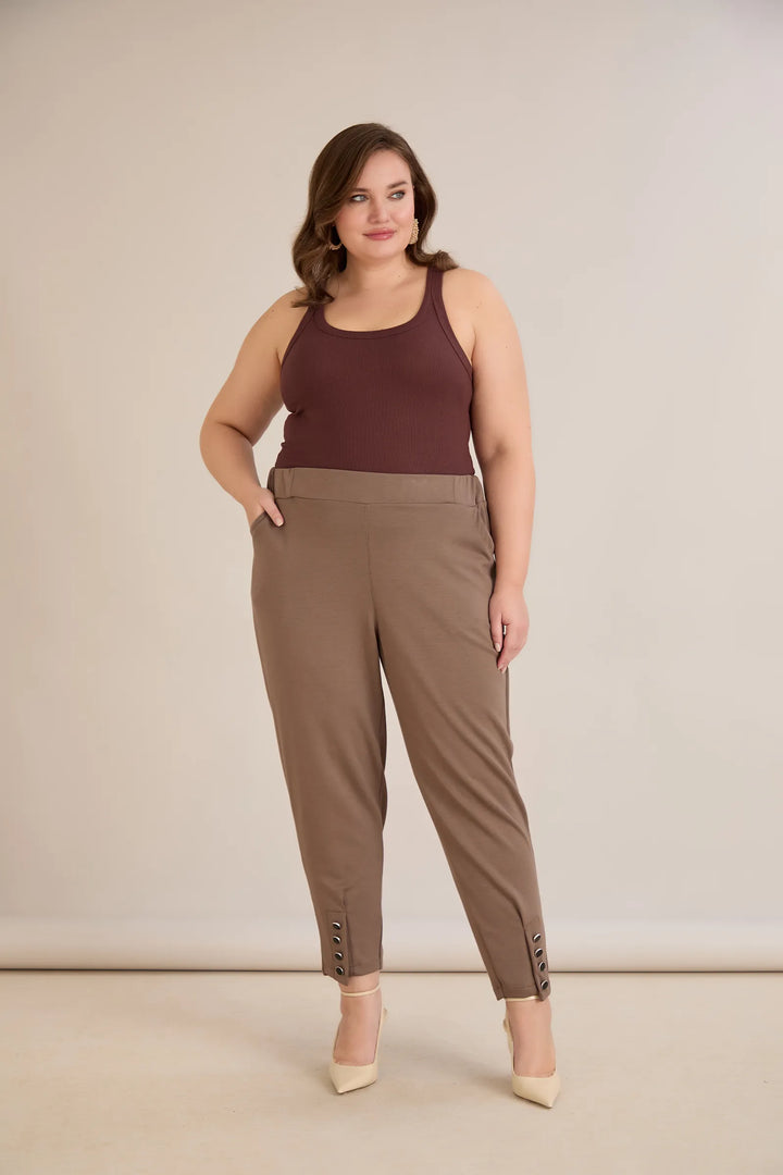 Elastične ženske hlače s gumbima u vizon boji