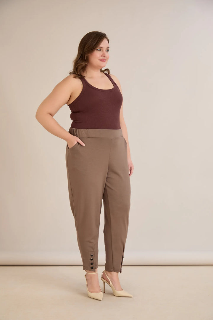 Elastične ženske hlače s gumbima u vizon boji