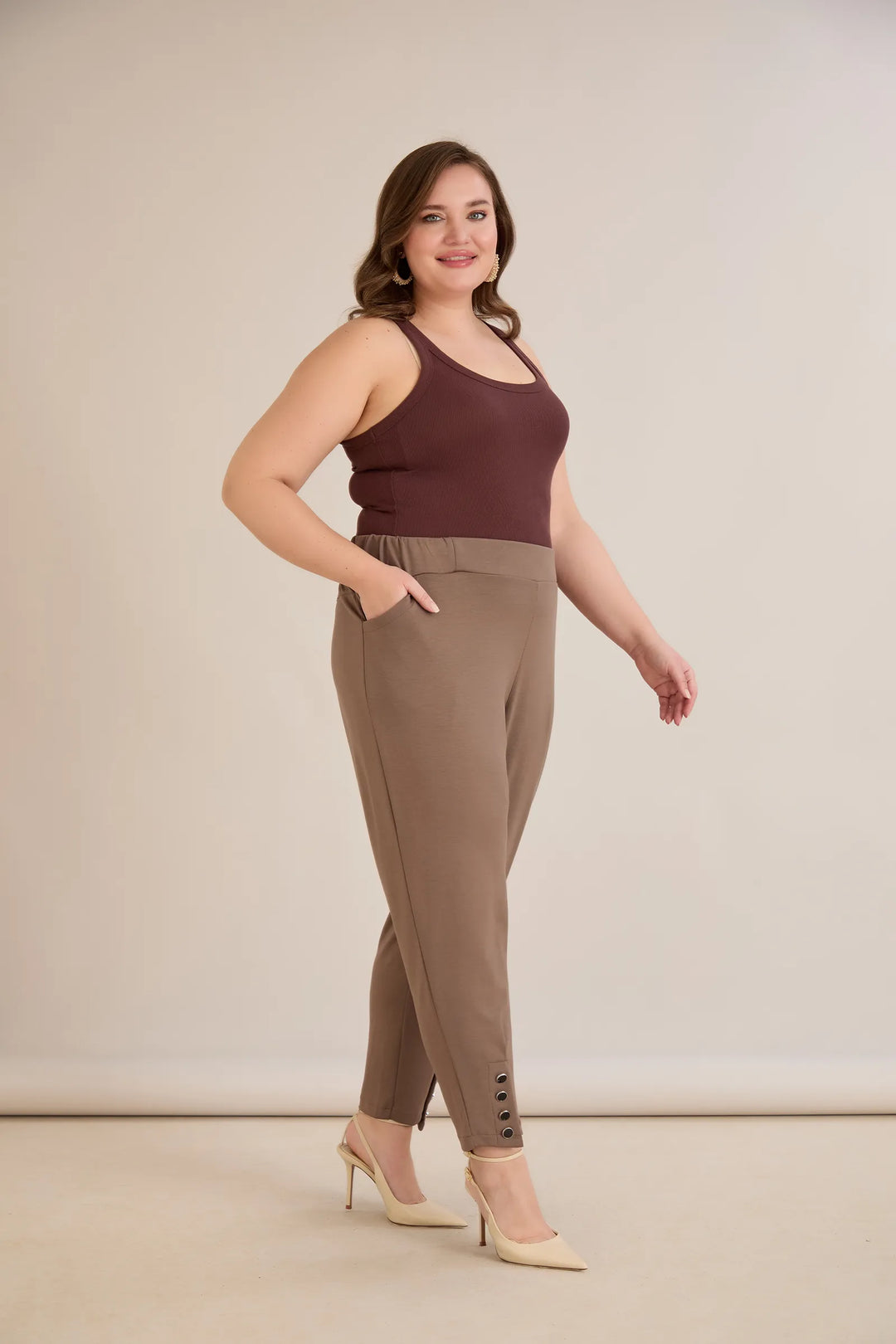 Elastične ženske hlače s gumbima u vizon boji