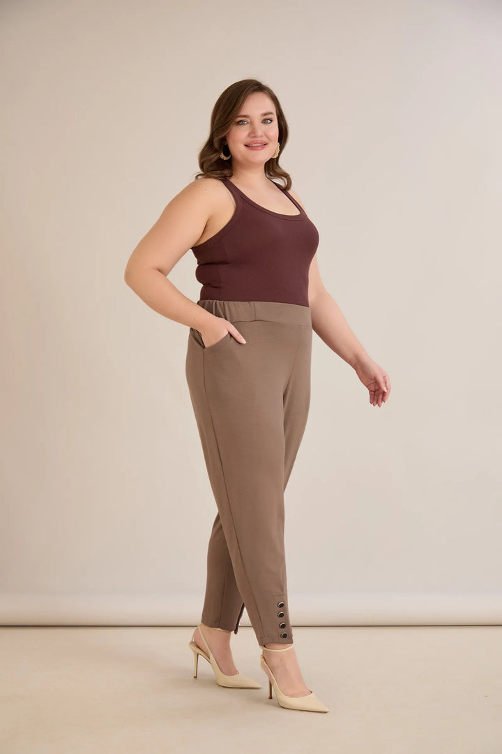 Elastične ženske hlače s gumbima u vizon boji