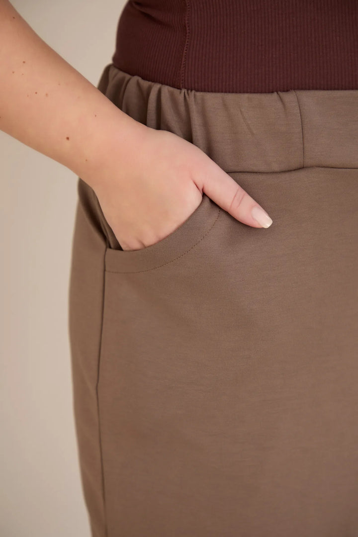 Elastične ženske hlače s gumbima u vizon boji