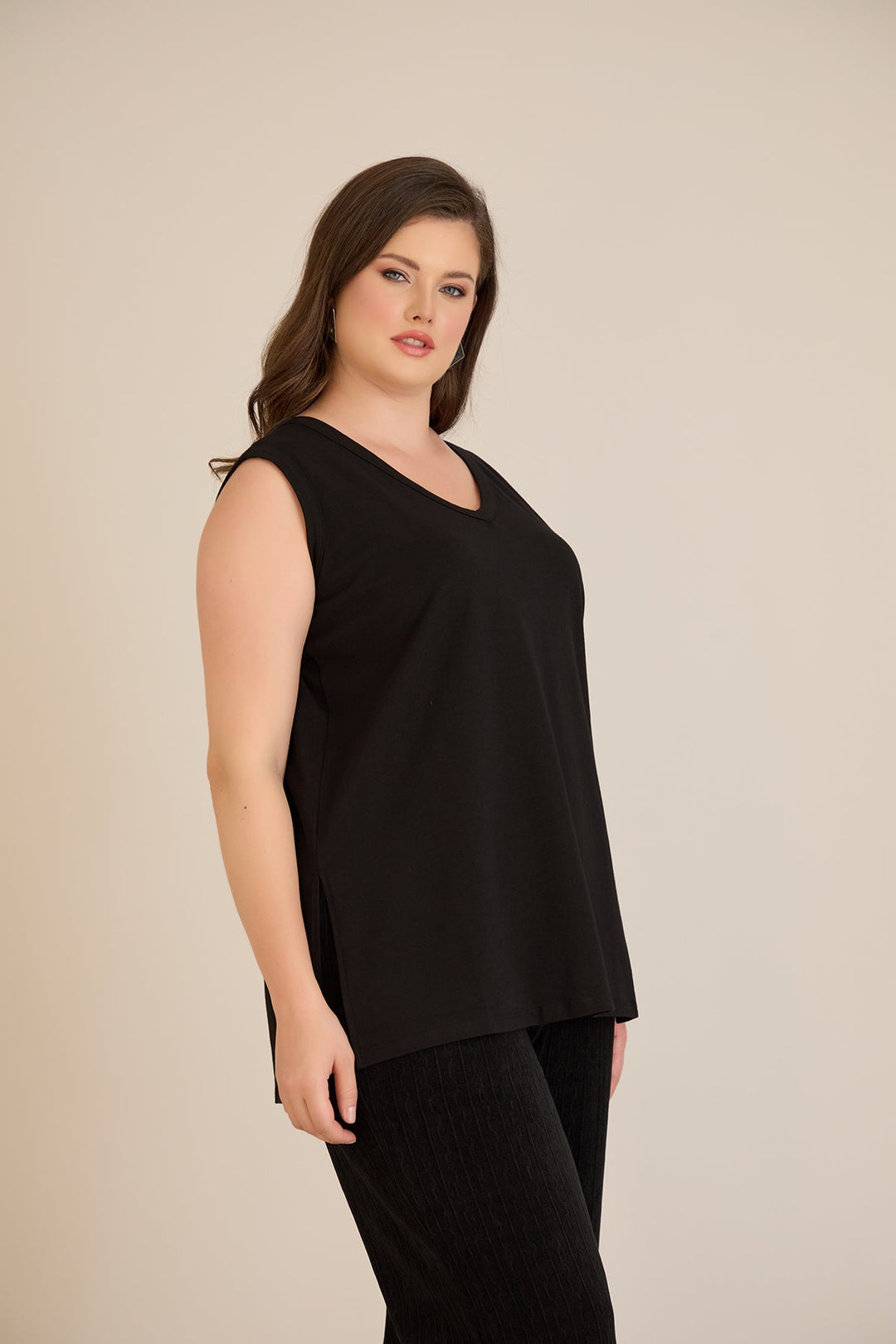 Pamučni top s atraktivnim leđima u crnoj boji
