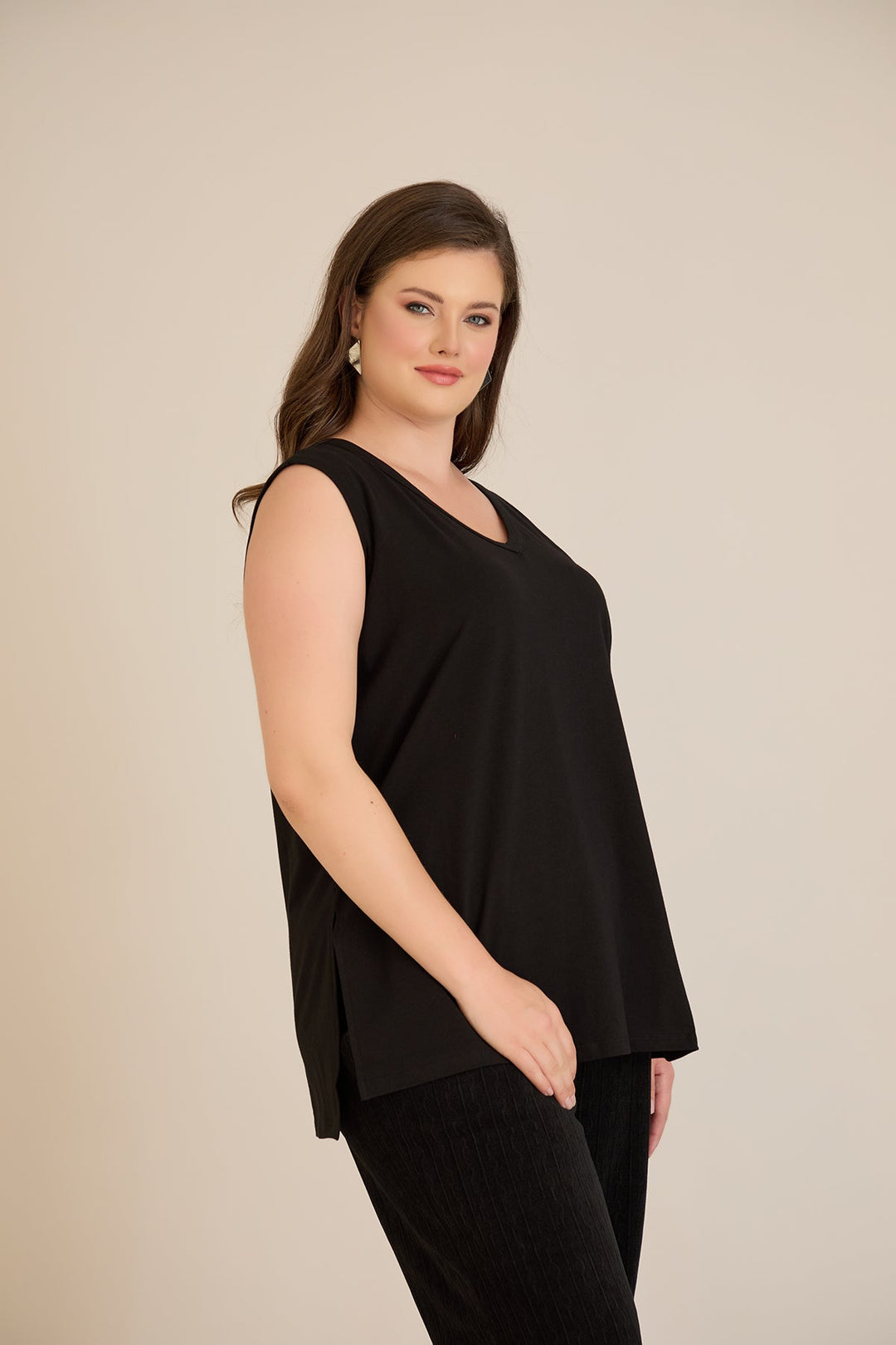 Pamučni top s atraktivnim leđima u crnoj boji