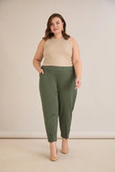 Elastične ženske hlače s gumbima u boji masline