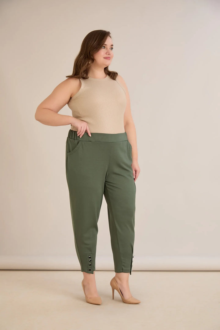 Elastične ženske hlače s gumbima u boji masline
