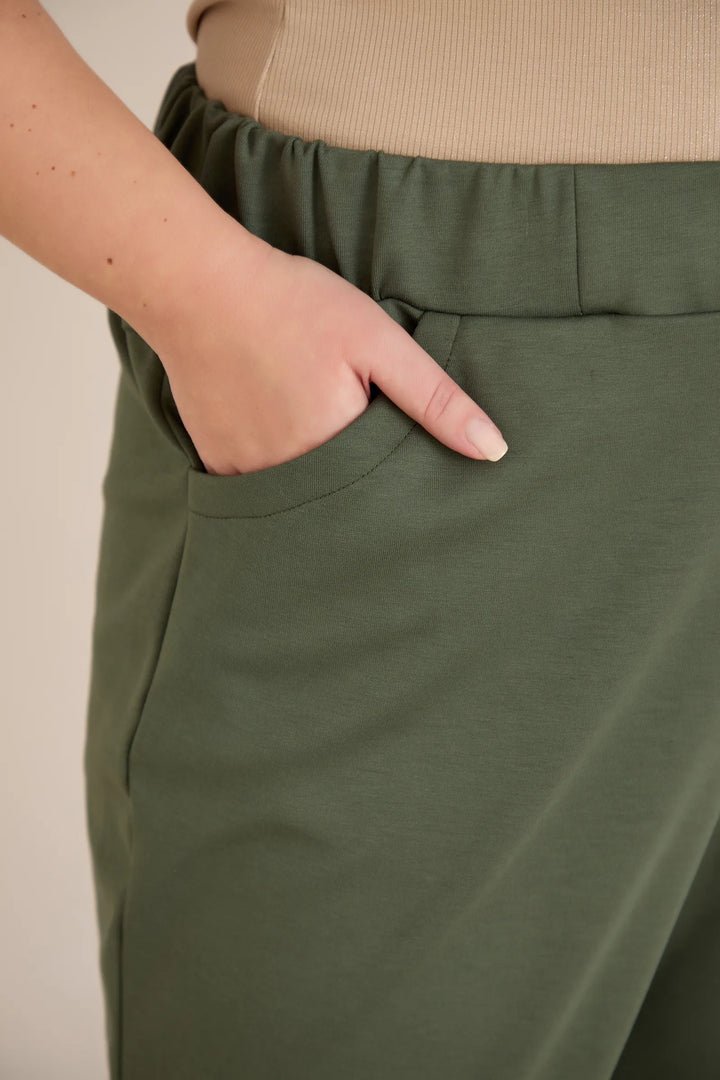 Elastične ženske hlače s gumbima u boji masline