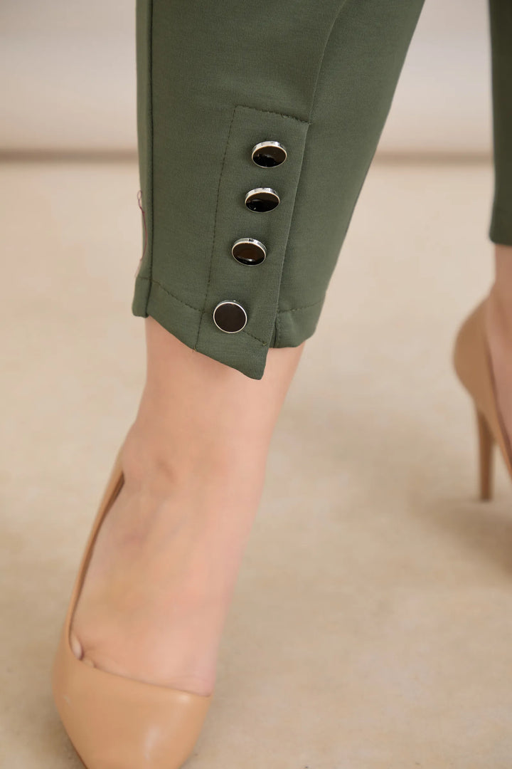 Elastične ženske hlače s gumbima u boji masline