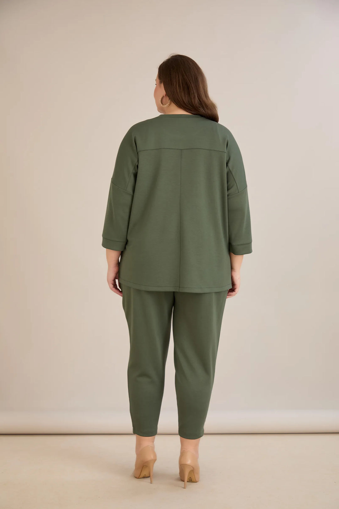 Elastične ženske hlače s gumbima u boji masline