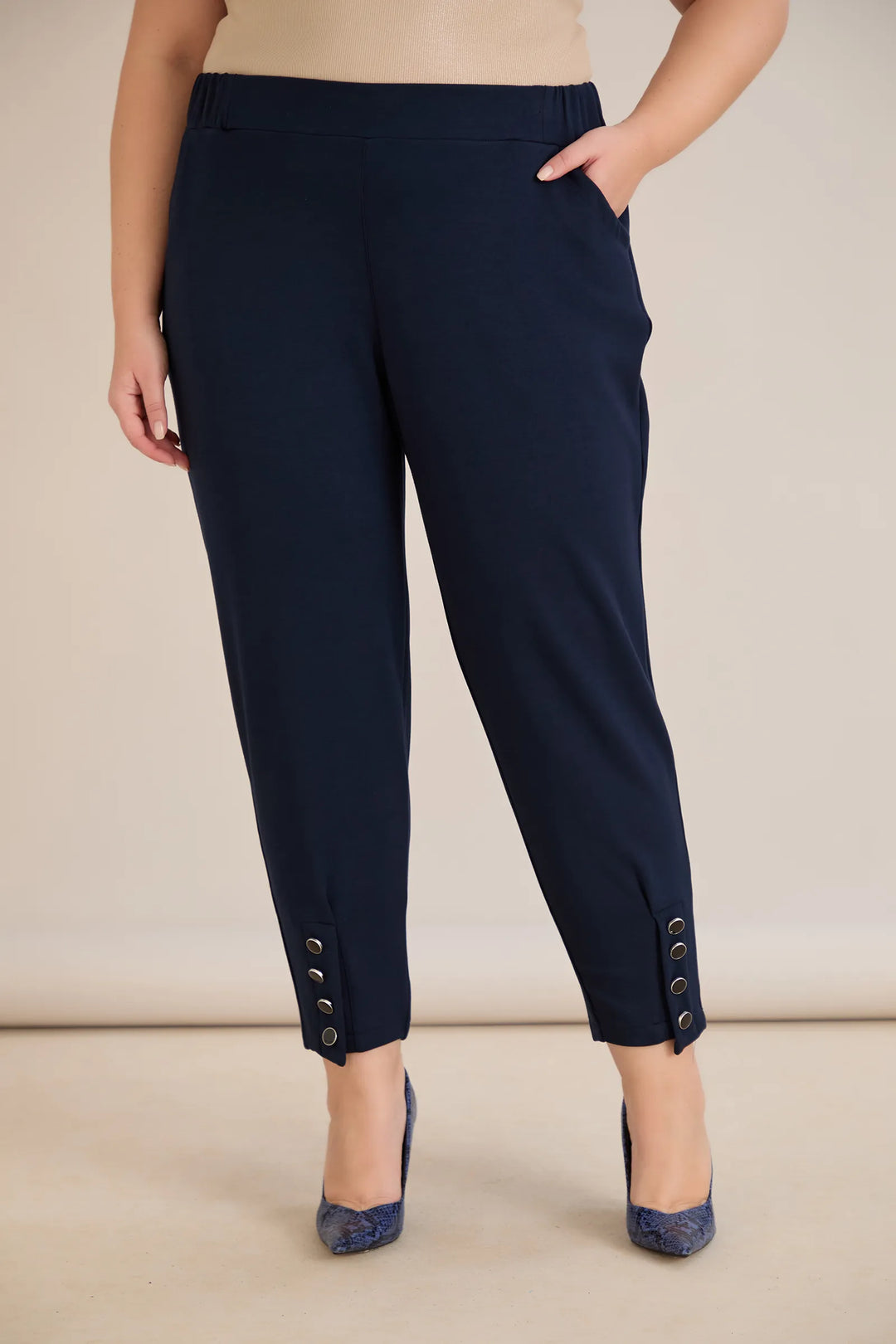 Elastične ženske hlače s gumbima u tamno plavoj boji