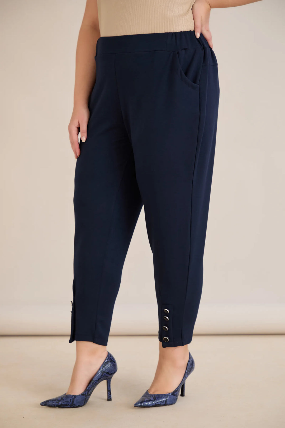 Elastične ženske hlače s gumbima u tamno plavoj boji