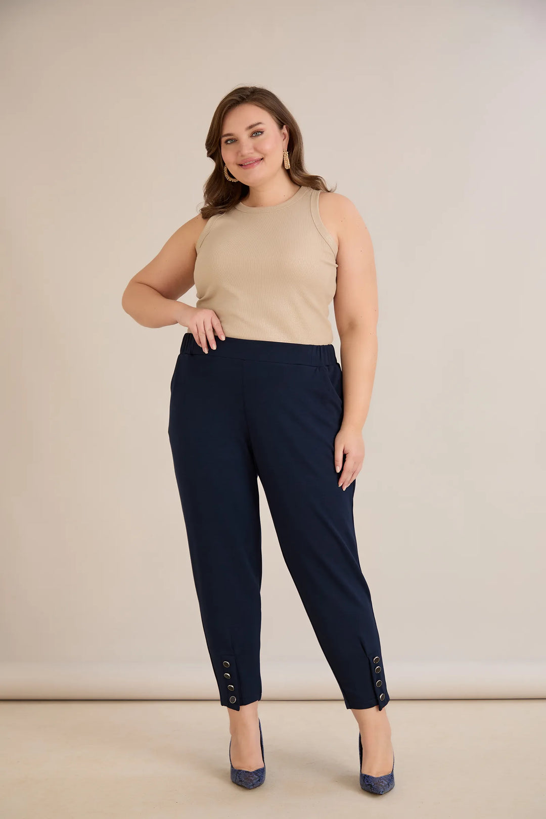 Elastične ženske hlače s gumbima u tamno plavoj boji