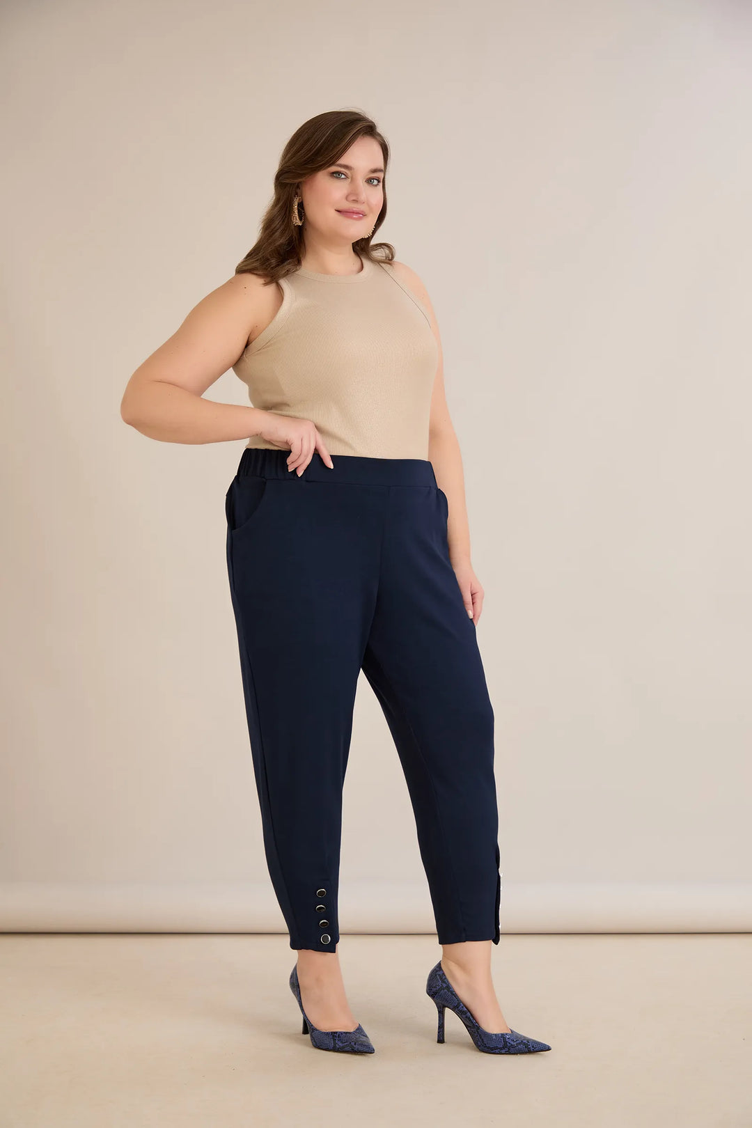 Elastične ženske hlače s gumbima u tamno plavoj boji