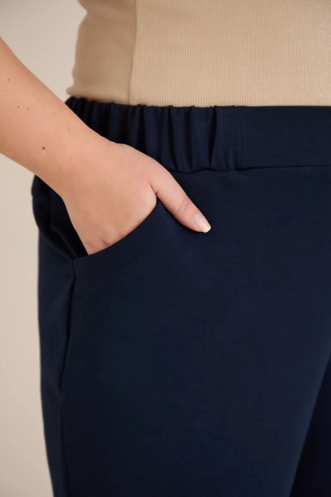 Elastične ženske hlače s gumbima u tamno plavoj boji