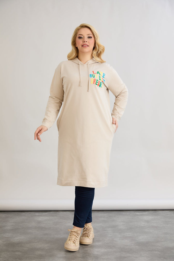 Pamučna tunika-haljina s natpisom "Kasno, ali najbolje odjevena" - Ecru