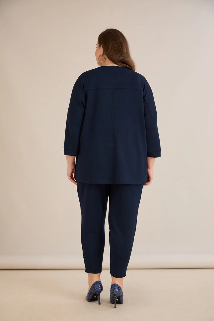 Elastične ženske hlače s gumbima u tamno plavoj boji