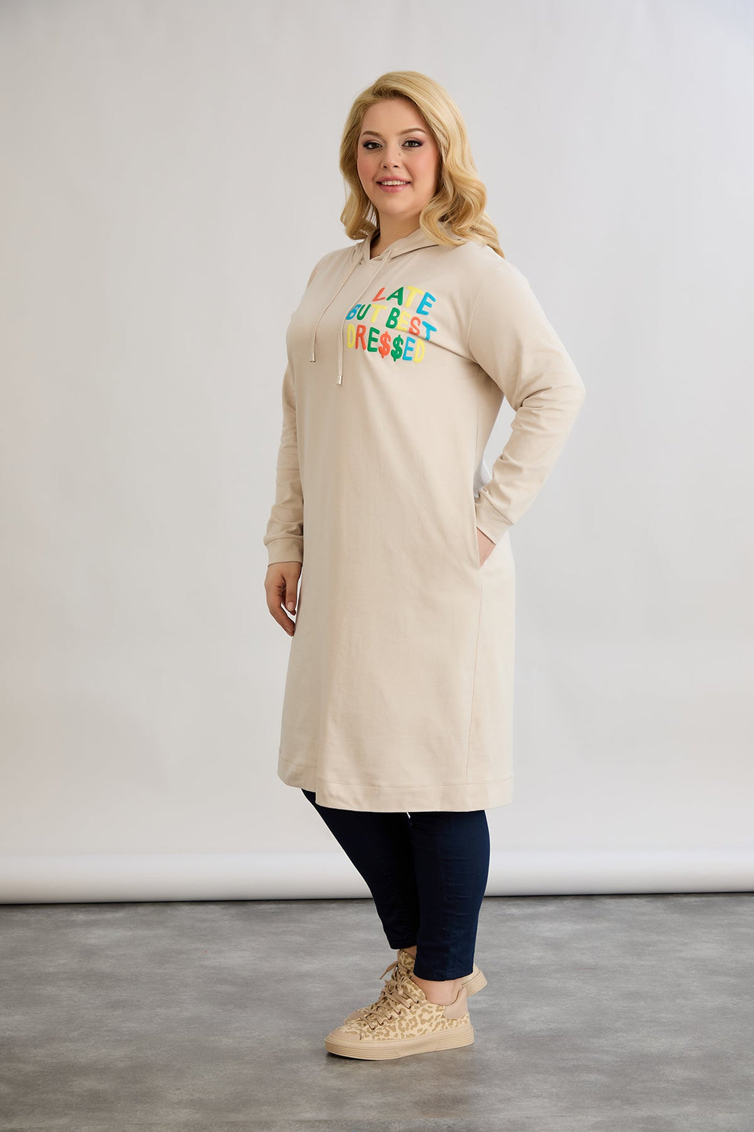 Pamučna tunika-haljina s natpisom "Kasno, ali najbolje odjevena" - Ecru