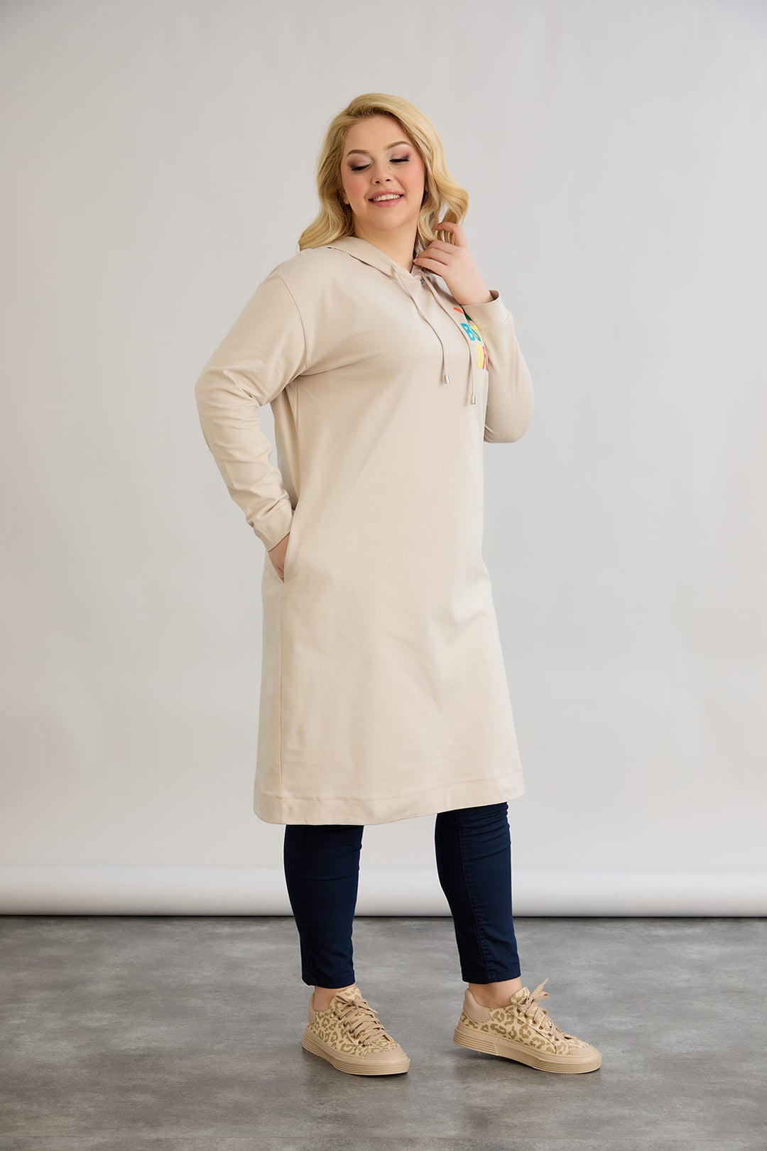 Pamučna tunika-haljina s natpisom "Kasno, ali najbolje odjevena" - Ecru