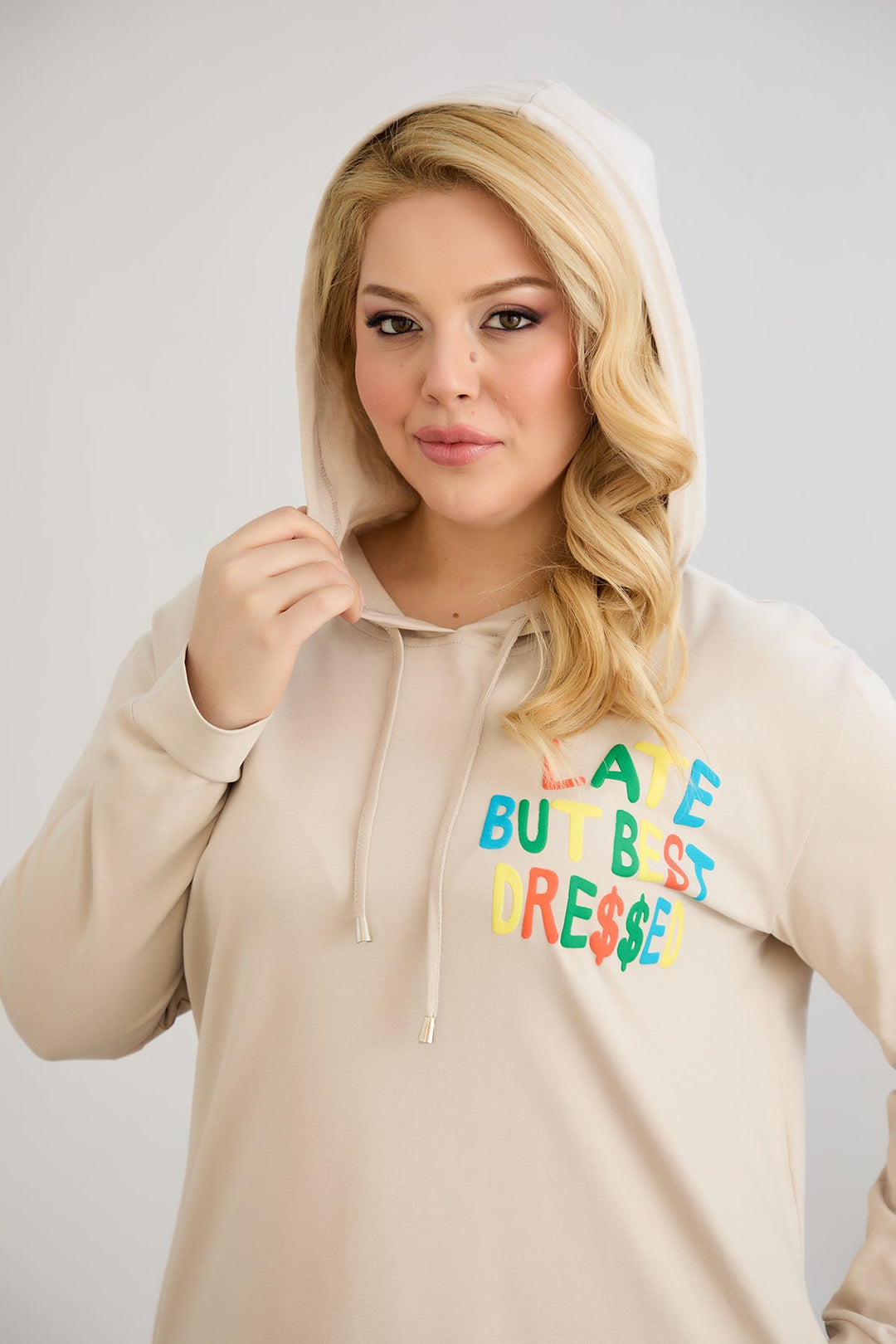 Pamučna tunika-haljina s natpisom "Kasno, ali najbolje odjevena" - Ecru