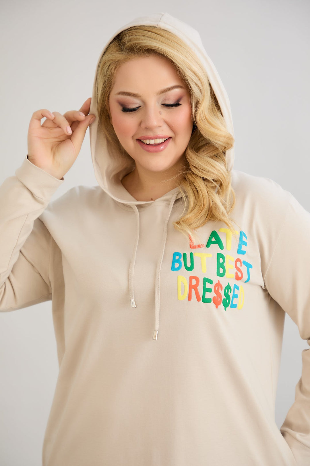 Pamučna tunika-haljina s natpisom "Kasno, ali najbolje odjevena" - Ecru