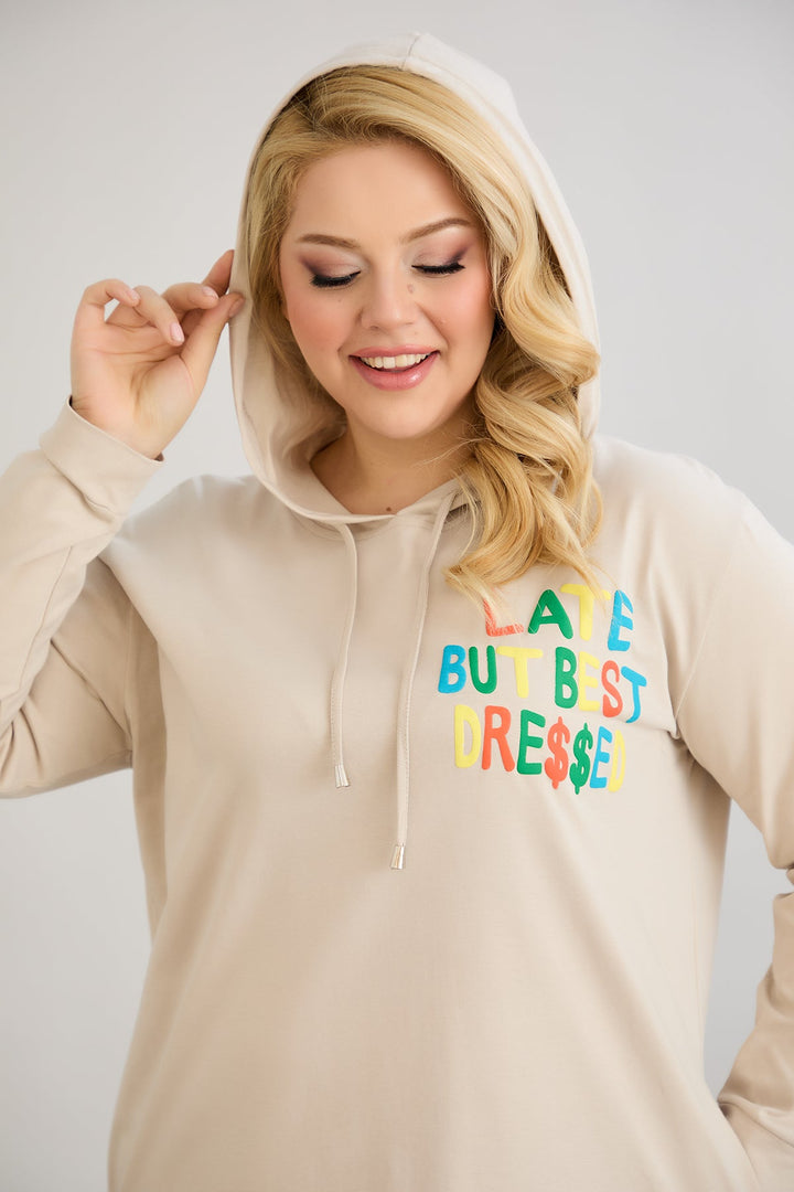 Pamučna tunika-haljina s natpisom "Kasno, ali najbolje odjevena" - Ecru