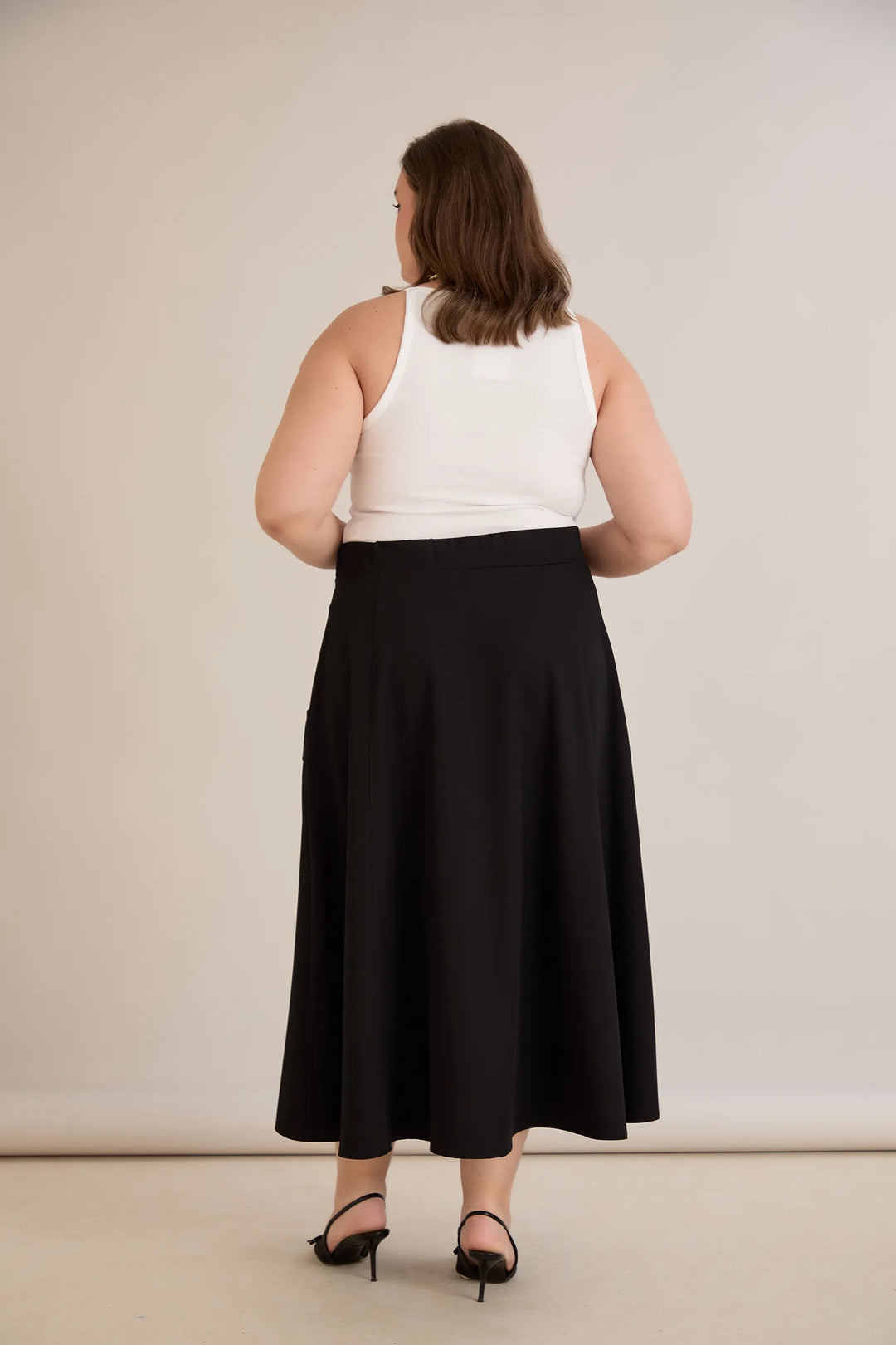 Sportsko-elegantna midi suknja s džepovima