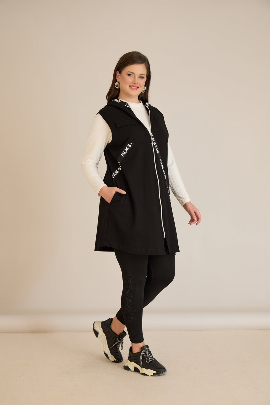 Pleteni prsluk s kapuljačom A-kroja