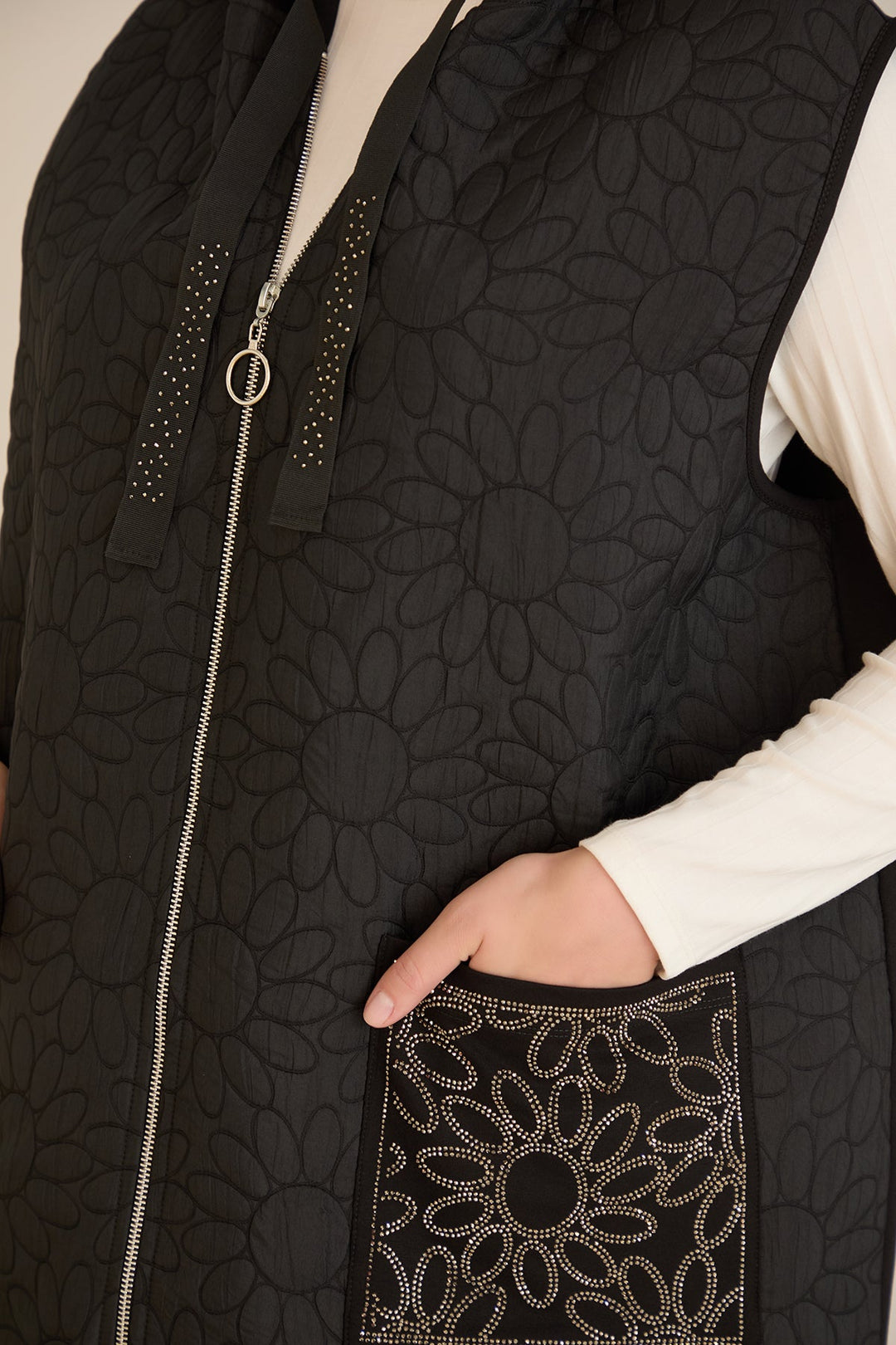 Prsluk s kapuljačom i kamenčićima od reljefnog materijala