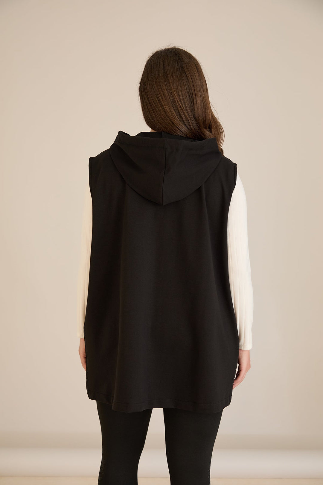 Prsluk s kapuljačom i kamenčićima od reljefnog materijala