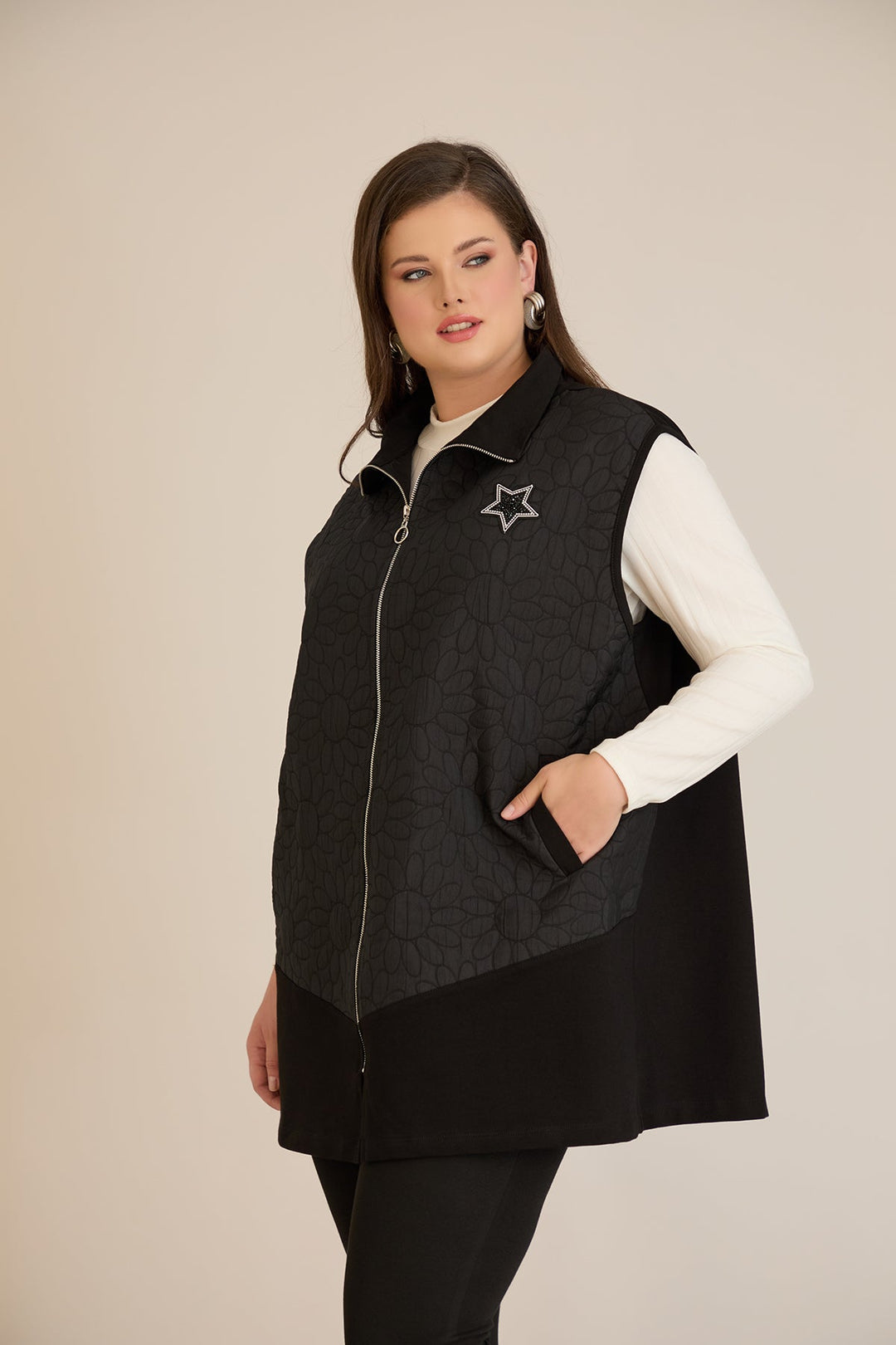 Ženski pleteni prsluk s aplikacijom zvijezde