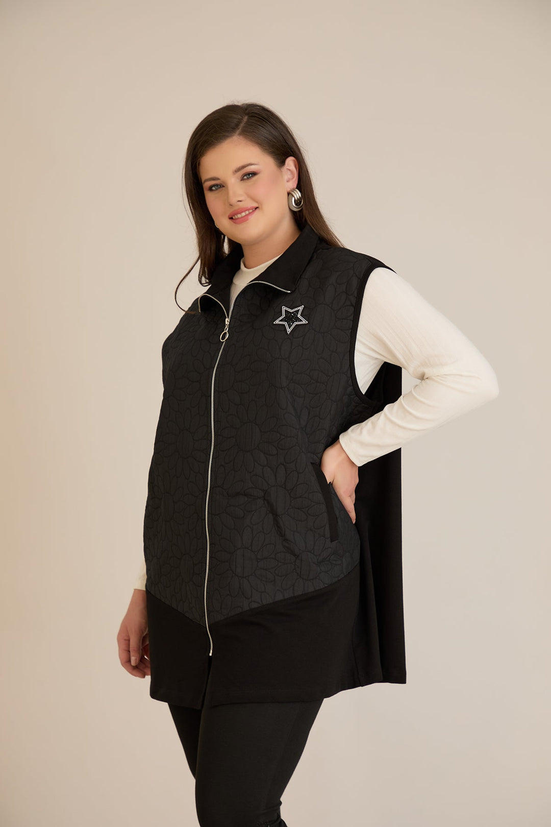 Ženski pleteni prsluk s aplikacijom zvijezde