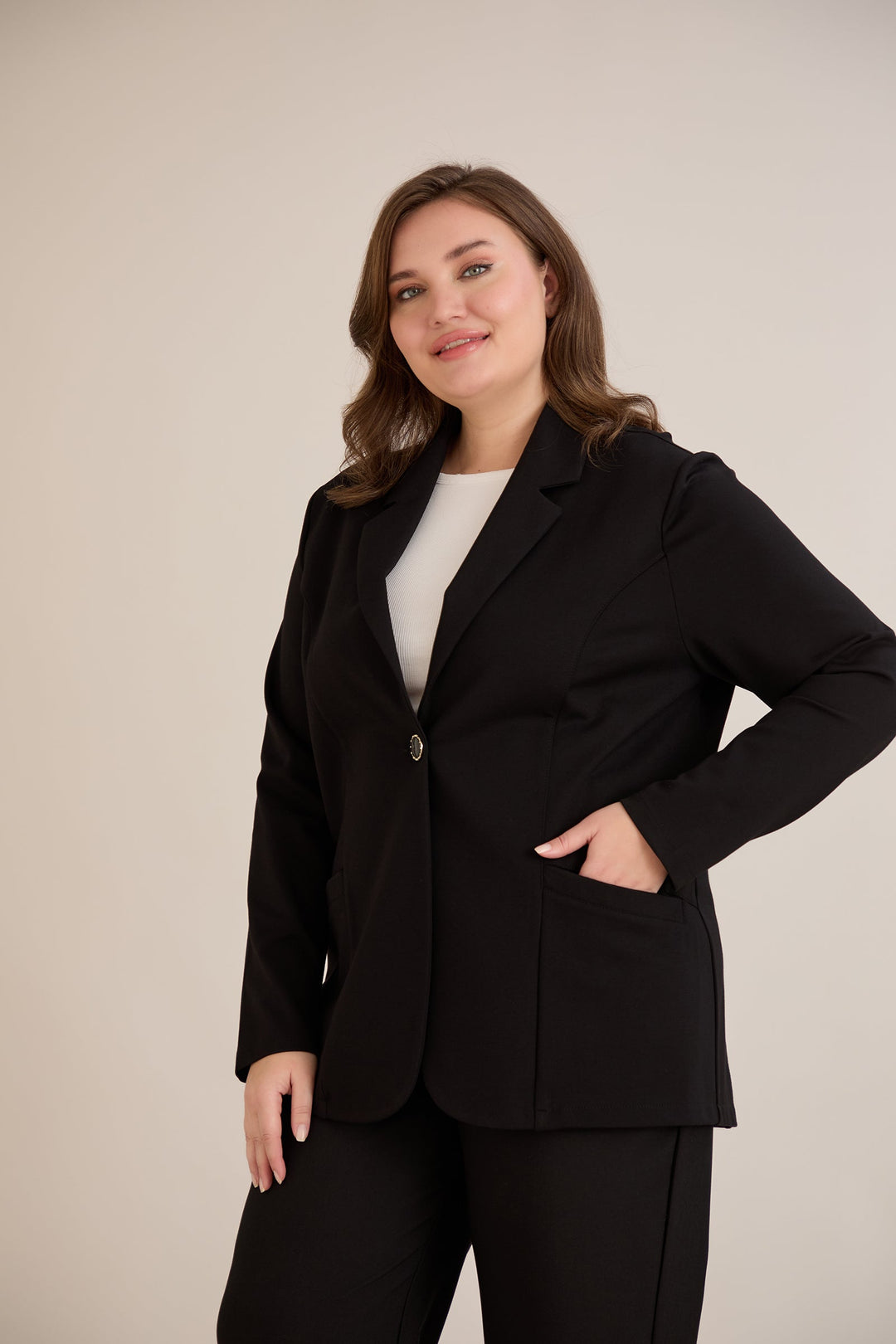 Sportsko-elegantni sako s reverom i kopčanjem – Crni