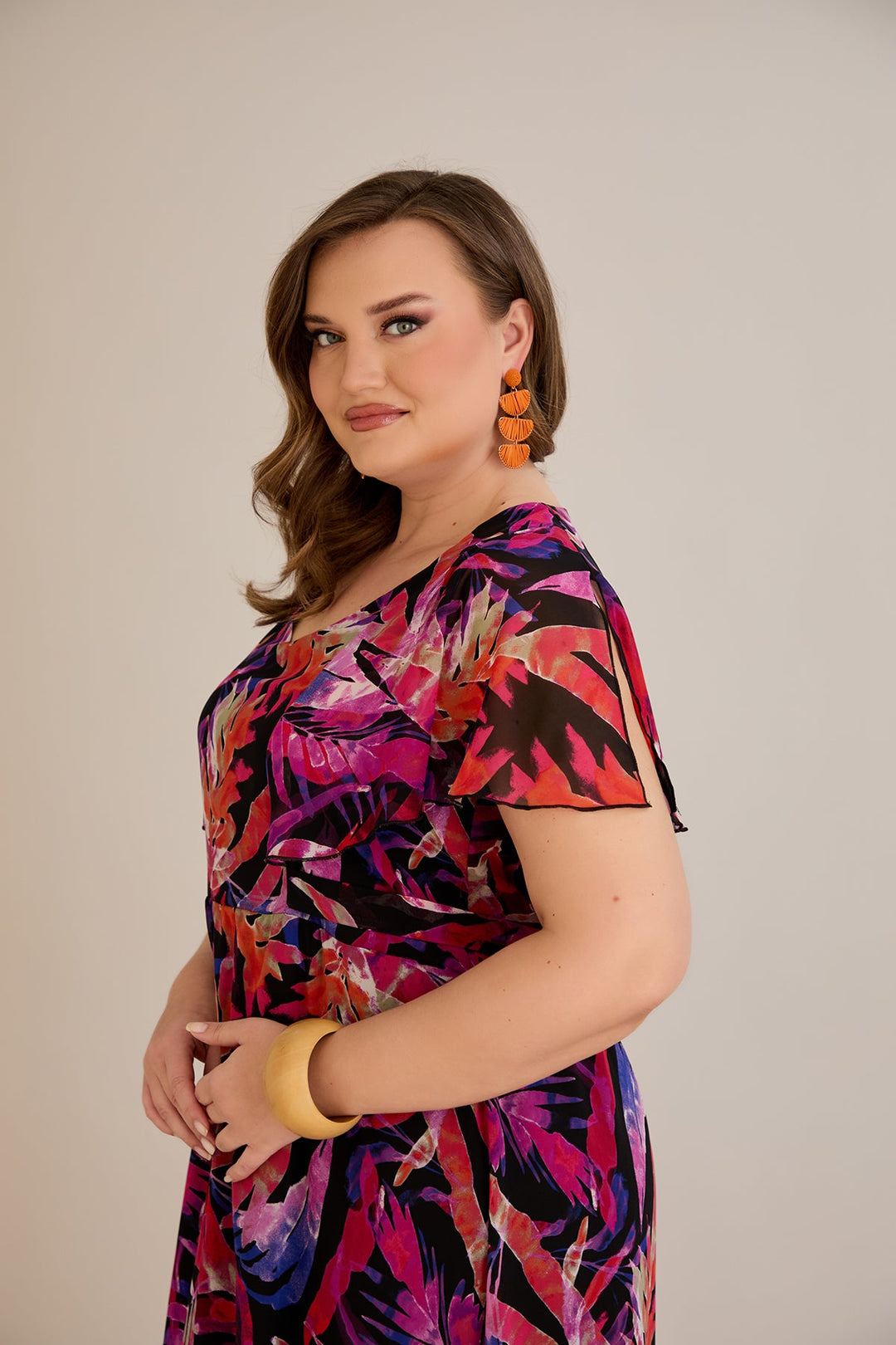 Lagana duga haljina s elastičnom podstavom i jarkim bojama